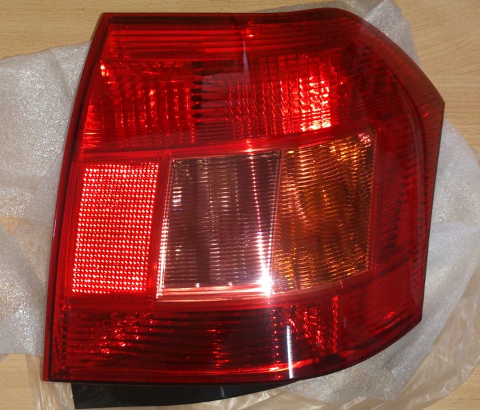 Фонарь задний левый TOYOTA COROLLA HB 8156102150