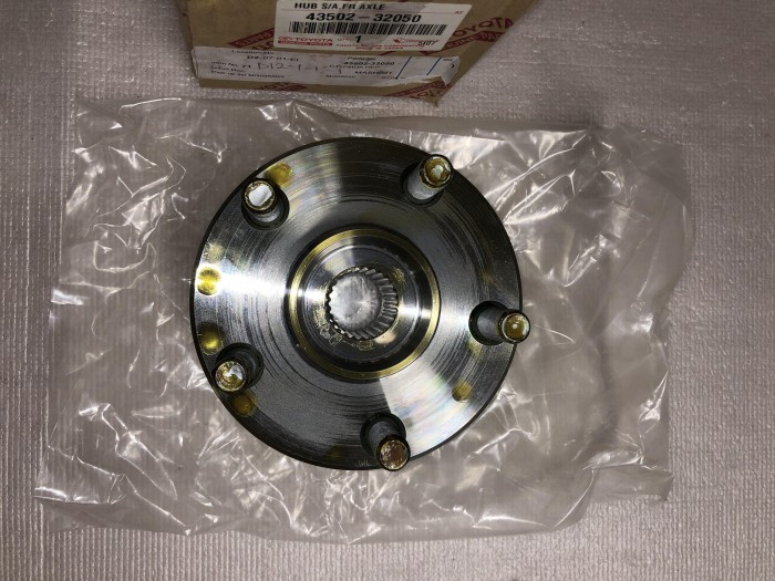 Ступица передняя TOYOTA CAMRY SV20 CARINA II CELICA T16 4350232050