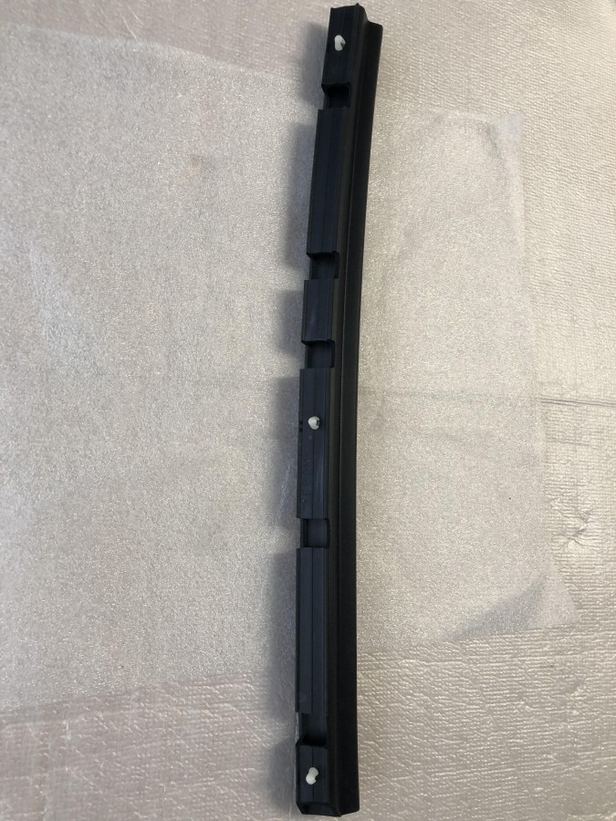 Уплотнитель капота TOYOTA Camry ACV30 5338933021