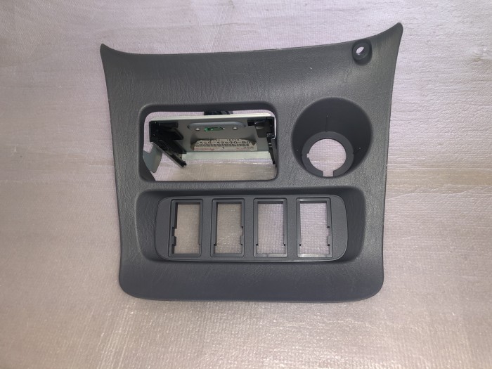 Панель центральная под переднею пепельницу TOYOTA RAV 4 ACA20 2000-2005 5542042020B0