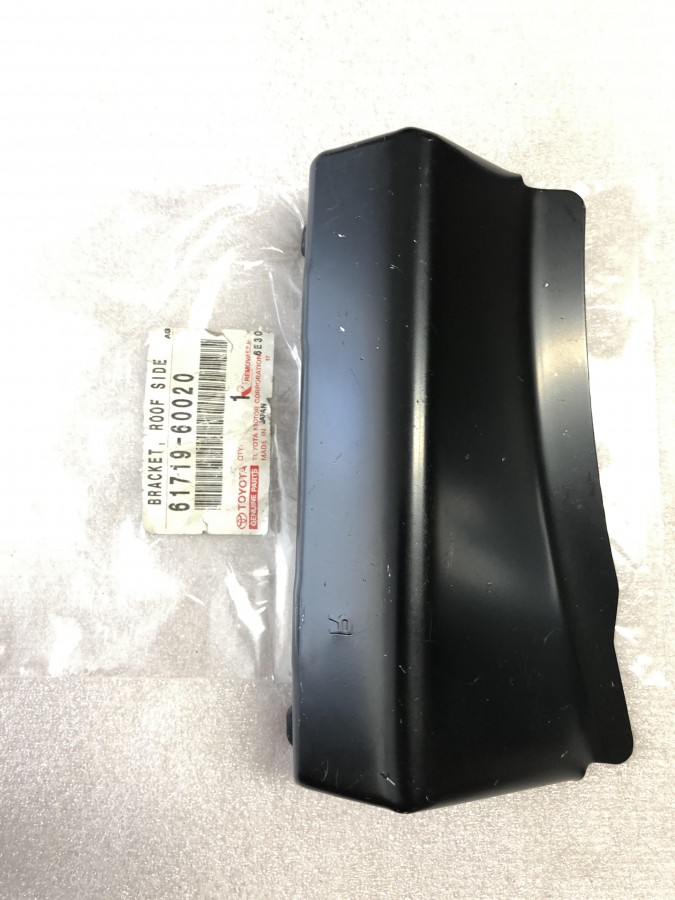 Кронштейн крыла правый TOYOTA Land Cruiser 100 Lexus LX470 6171960020