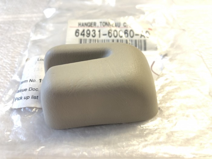 Крепление шторки багажника TOYOTA Land Cruiser Prado 120 6493160060A0 новое оригинальное, в наличии на нашем складе