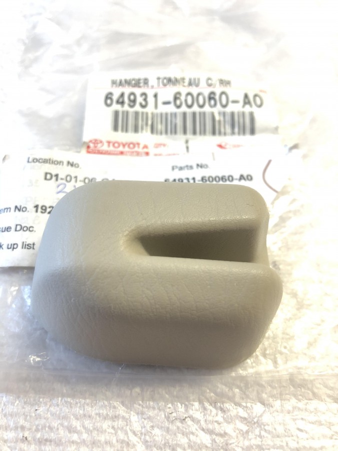 Крепление шторки багажника TOYOTA Land Cruiser Prado 120 6493160060A0 новое оригинальное, в наличии на нашем складе