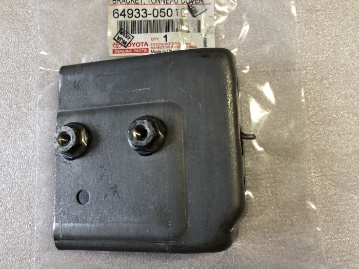 Кронштейн шторки TOYOTA Avensis T250 6493305010 новый оригинальный, в наличии на нашем складе