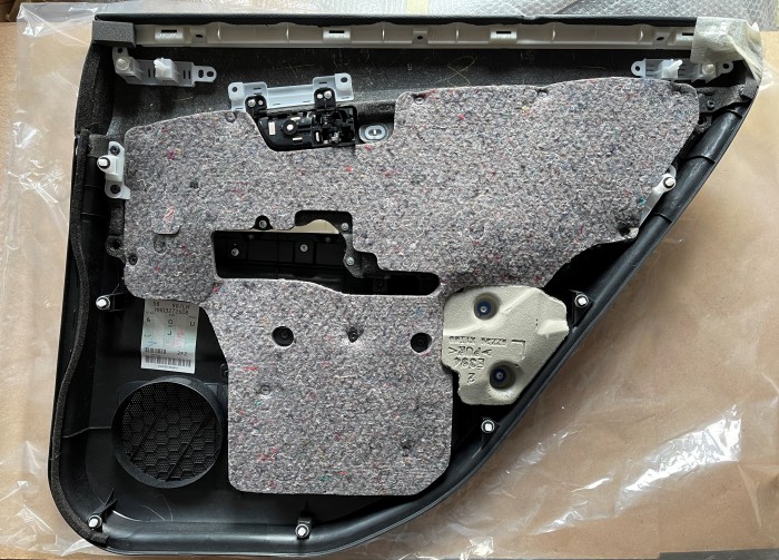 Обшивка двери задней левой Lexus RX300 6764048240C1