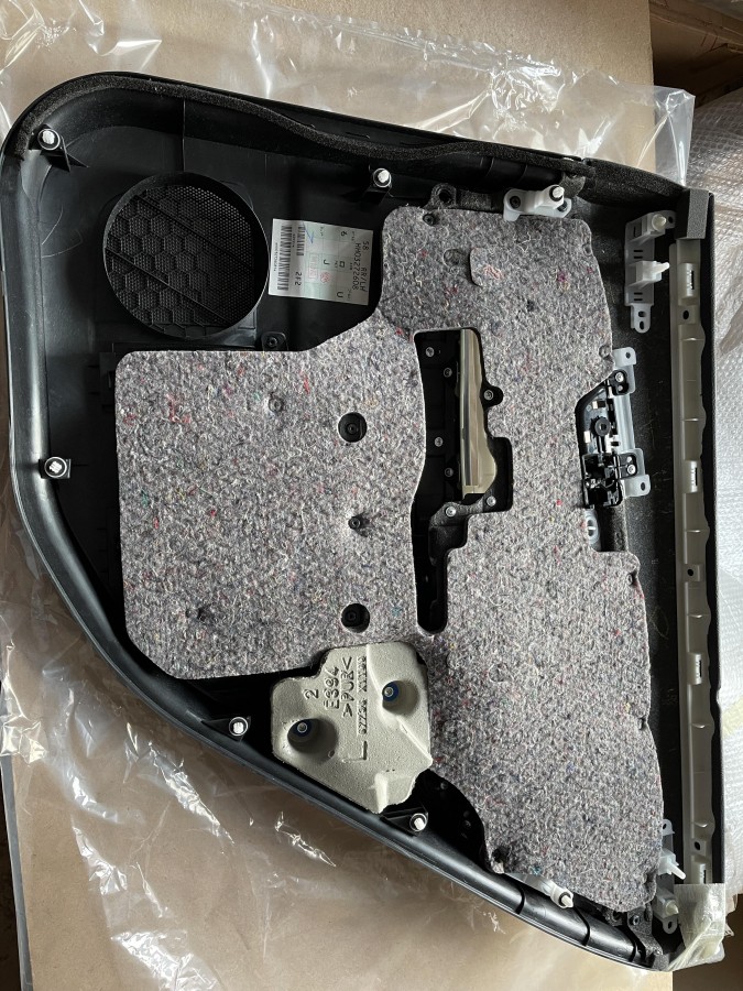 Обшивка двери задней левой Lexus RX300 6764048240C1