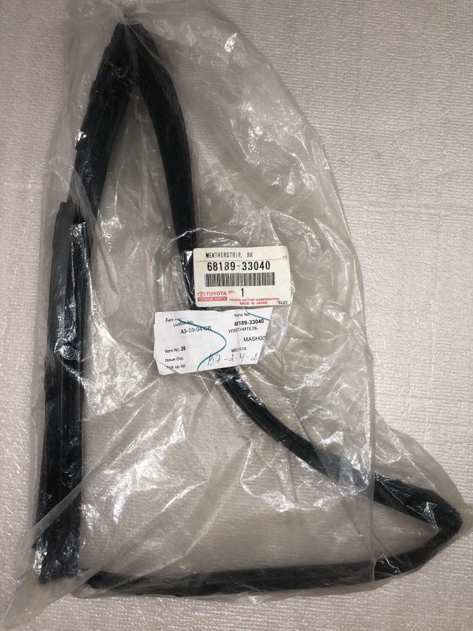 Уплотнитель стекла двери TOYOTA CAMRY V40 2006-2011 6818933040