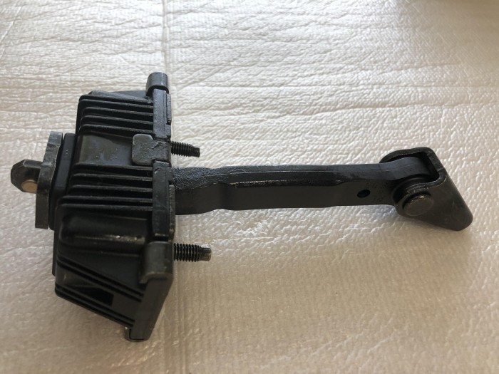 Ограничитель хода задней двери TOYOTA Avensis T25 6863005040