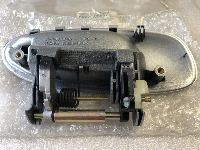 Ручка передней левой двери TOYOTA AVENSIS Т220 6922005071B0