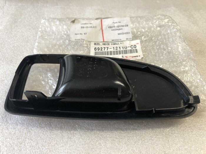 Накладка ручки передней правой двери TOYOTA Corolla E100 6927712110C0