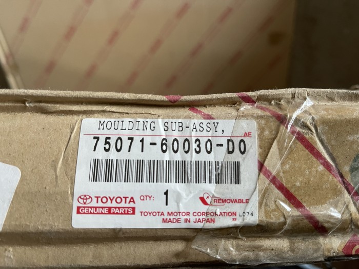 Молдинг передней правой двери Toyota Land Cruiser 100 7507160030D0