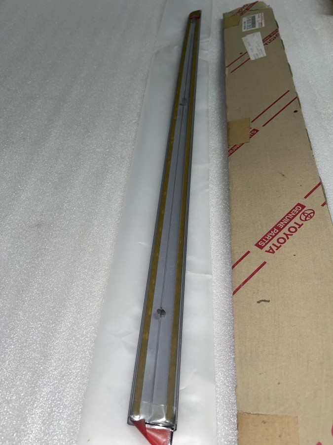 Молдинг задней левой двери LEXUS ES300 7574233190C0