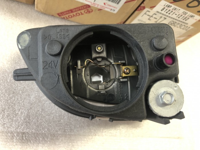 Фара противотуманная левая TOYOTA COROLLA E112 1997-2001 8122112150