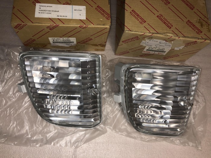 Указатель поворота в бампер правый Toyota 8151142050