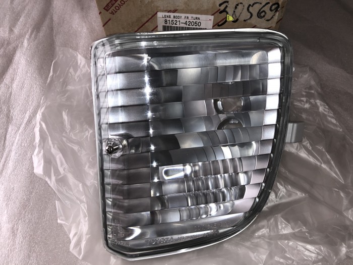 Указатель поворота в бампер левый для ам без противотуманок TOYOTA RAV 4 2000-2005 8152142050