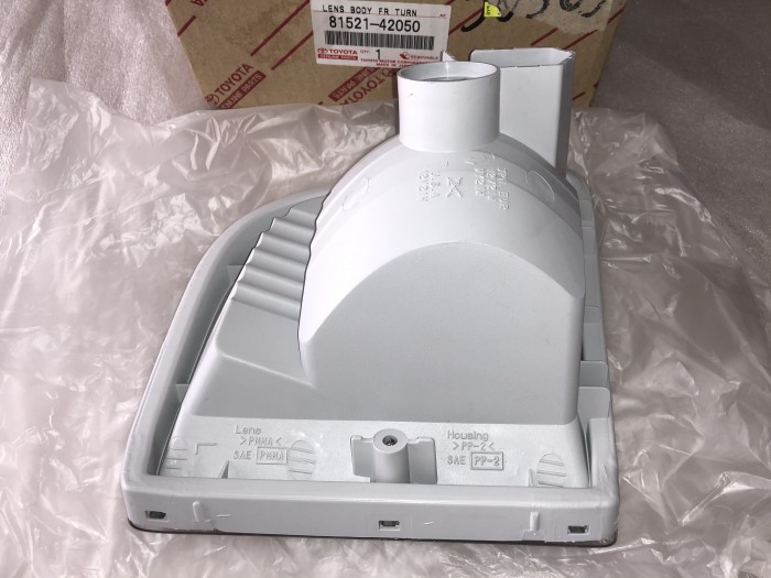 Указатель поворота в бампер левый для ам без противотуманок TOYOTA RAV 4 2000-2005 8152142050