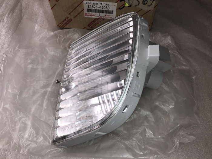 Указатель поворота в бампер левый для ам без противотуманок TOYOTA RAV 4 2000-2005 8152142050