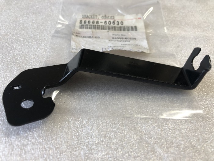 Кронштейн кондиционера TOYOTA Land Cruiser Prado 8868860630