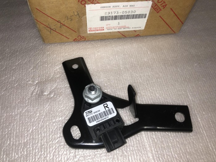 Датчик удара AIR BAG передний правый TOYOTA AVENSIS II 8917305030