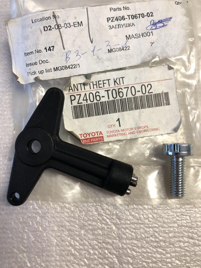 Заглушка с ключом к диску TOYOTA PZ406T067002