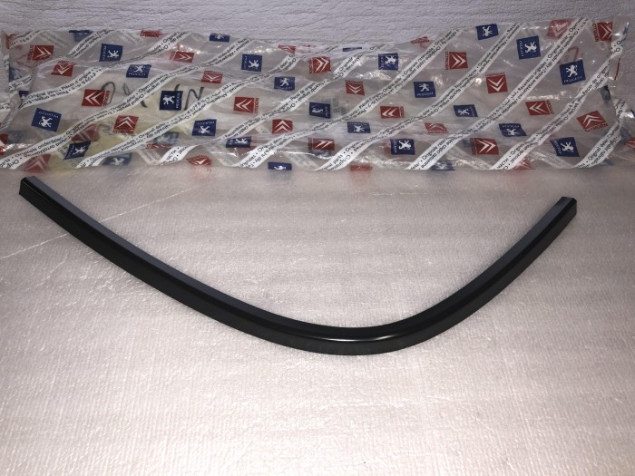 Уплотнитель двери PEUGEOT 206 8504S8