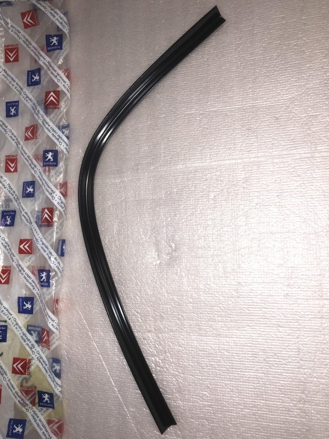 Уплотнитель двери PEUGEOT 206 8504S8