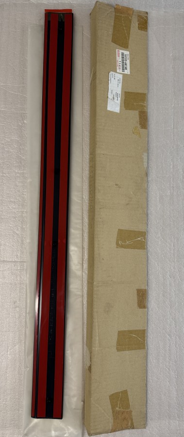 Молдинг передней левой двери Toyota LAND CRUISER 100 7573260140