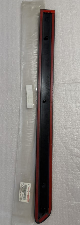 Молдинг задней левой двери TOYOTA Avensis, AT220 7574205080C0